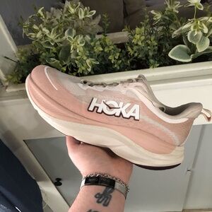 Women’s Hoka Skyflow ‘Rose Cream Latte size 9